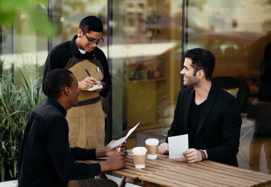 為何餐廳10%服務費不納入售價?網問「跟虛坪實坪異曲同工?」 鄉民秒揭1關鍵原因