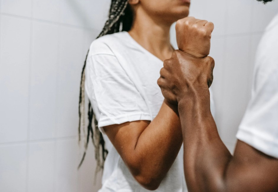 惡魔在身邊?貼心舉動背後暗藏「可怕控制慾」 8大恐怖情人特徵快看