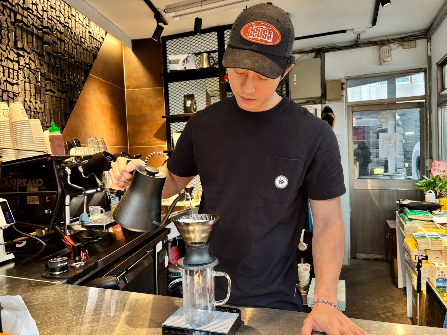 以翻新再續輪胎壽命 以咖啡再續工人精神