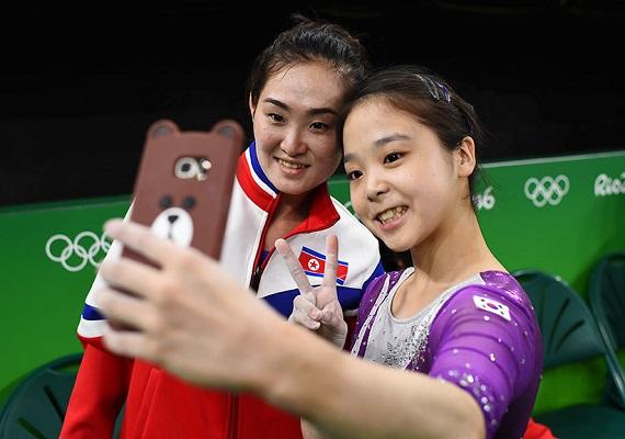 運動無國界！南、北韓女孩自拍照網友讚：奧運精神的最佳寫照！