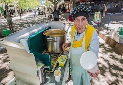 這個91歲的奶奶工作一輩子，只為了給流浪漢一碗熱湯