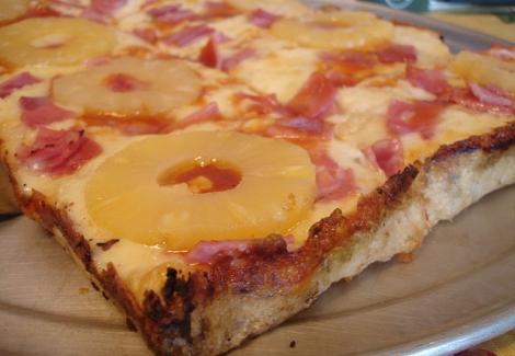 冰島總統想禁披薩放鳳梨惹議，掀網友筆戰「披薩到底該不該加鳳梨」？