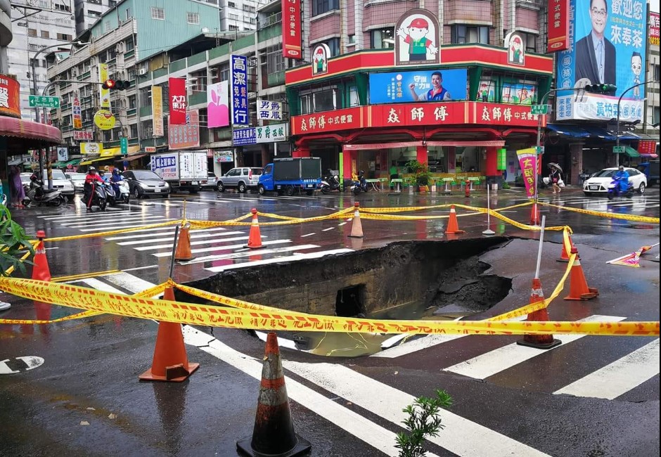 淹大水還沒解決…　高雄馬路出現「超大天坑」吃掉車子！