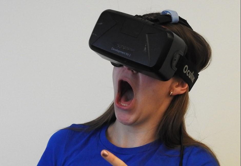連醫生都傻眼！近視阿宅爆玩VR 700小時 視力竟恢復1.0