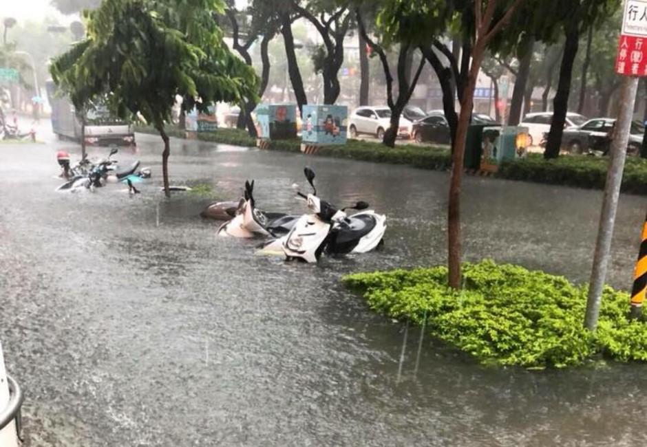 好想放颱風假？8縣市24日停班課　交通、淹水災情頻傳