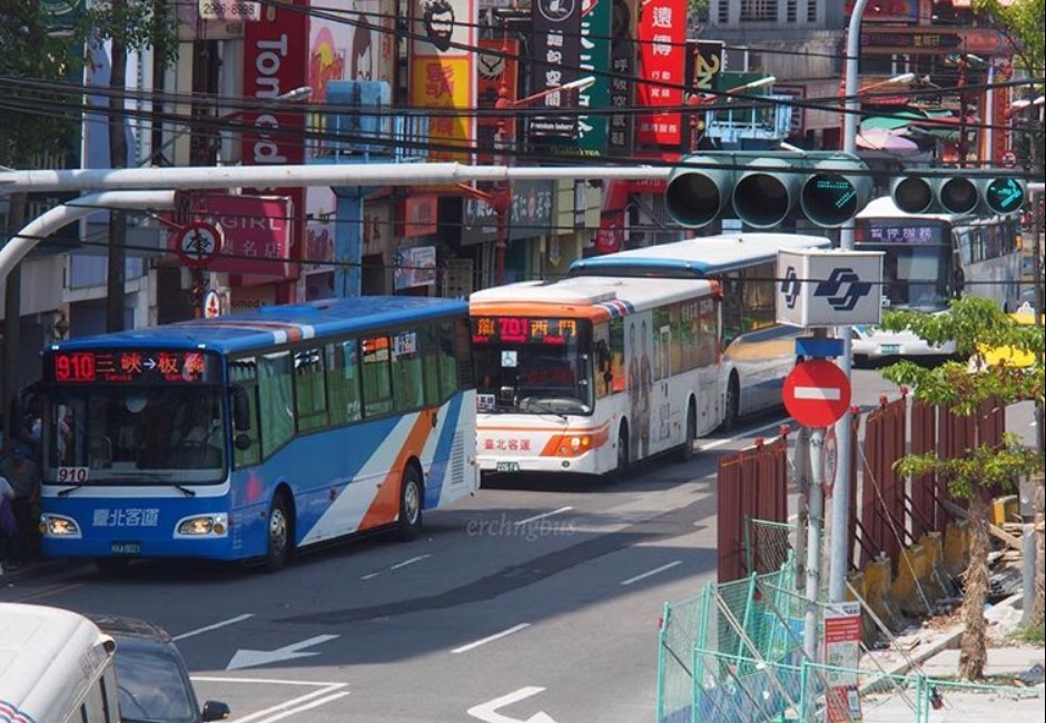 為何公車一次都來三台？「蟑螂車」都市傳說只有這數學題能解