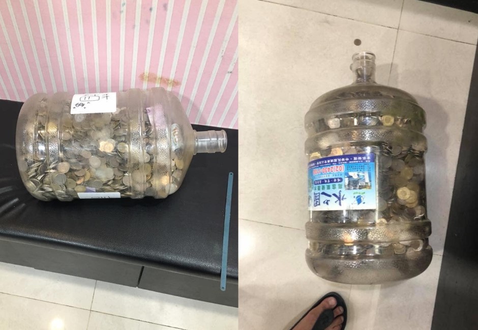 他把飲水機桶當存錢筒！存滿零錢剖開一算網友驚呆：出國玩都有剩