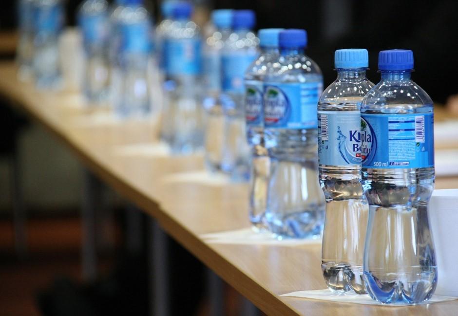 成人每年吞下5萬個塑膠微粒！研究結果：瓶裝水比自來水更母湯