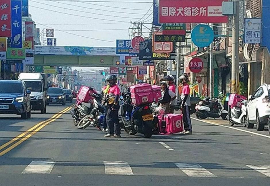 外送夥伴出車禍倒地…熊貓「人體路障」支援…網讚：暖哭