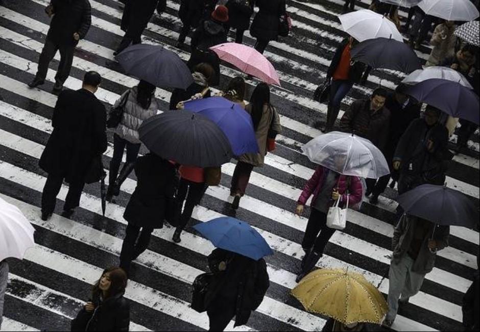 雨天幫老奶奶撐傘全身濕一半…路人風涼話讓網友「ki賭爛」