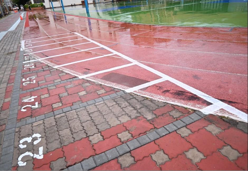 操場跑道畫停車格？世新大學澄清「依法暫時劃設」　悄令工人冒雨刷除再引議