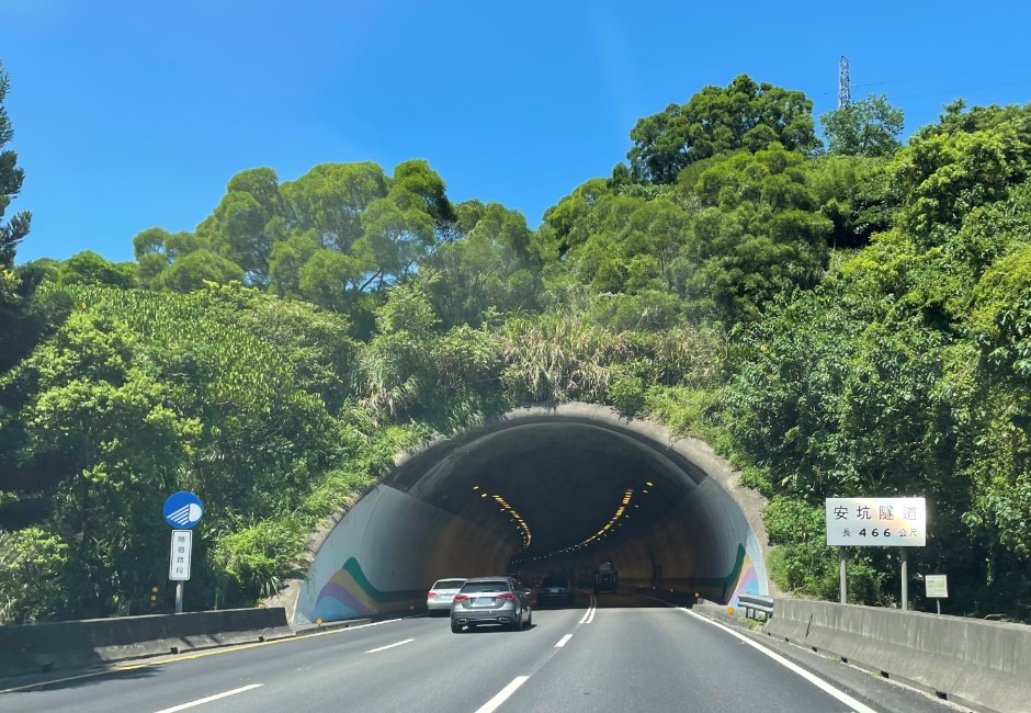 隧道為何禁止變換車道？「路面藏危機」原因曝光　網友驚：長知識