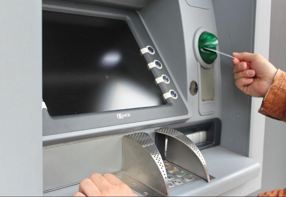 去ATM領錢會點鈔嗎？少「這步驟」只能認賠？網：沒這回事