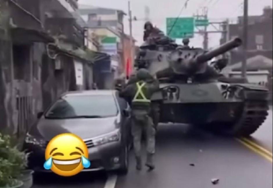 直擊！車停路邊買咖啡 遭國軍坦克車擦撞 車主：也算人生成就