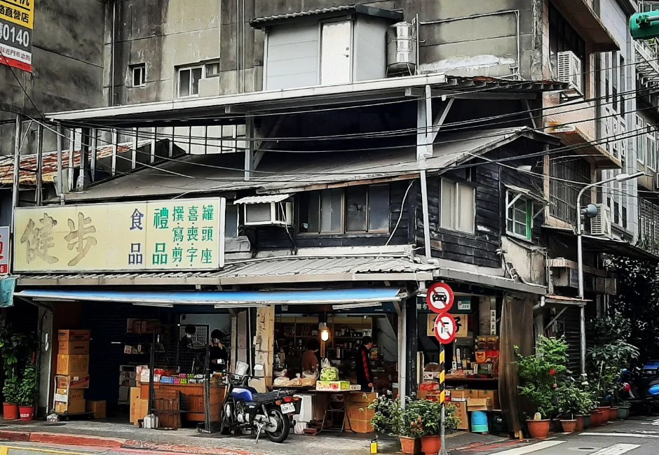 台灣民宅驚現「雙層屋頂」！德國記者曬照掀熱議　網揭超神用途