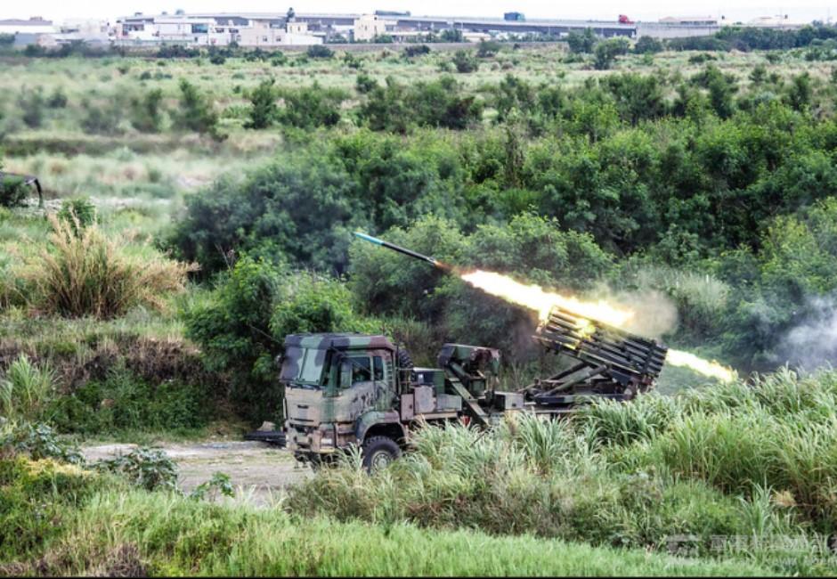 雷霆2000火箭發射車演習出意外！發射中突爆炸全車炸毀