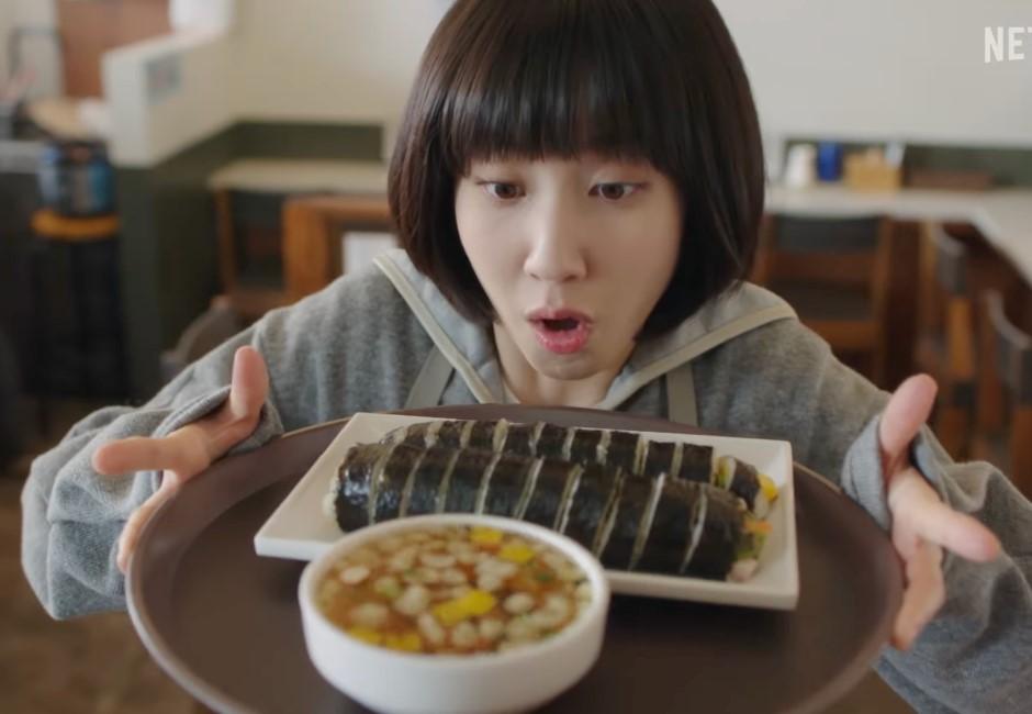 Netflix影集《非常律師禹英禑》女主角只吃海苔飯捲？「2吃法」曝光觀眾狂讚：演技到位