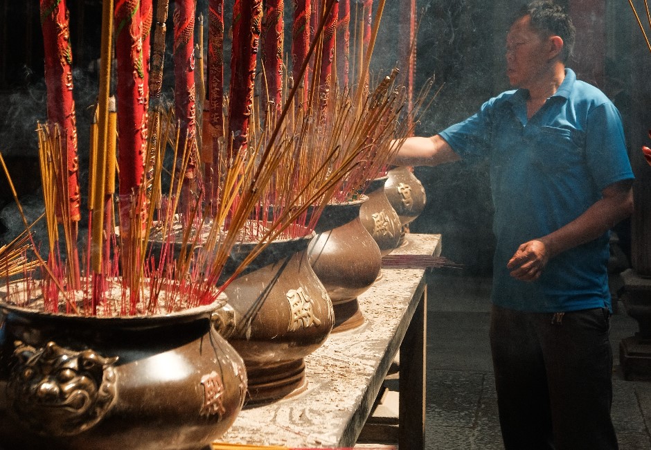 上班族「八成」算過命！兔年願花3000元預算點燈、安太歲