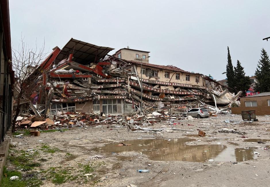 土耳其強震逾4千死！高樓倒塌塵土飛揚 記者邊連線邊抱女童逃命