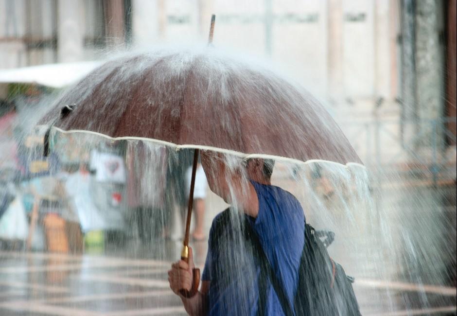 雨彈來襲！全台14縣市大雨特報「恐下到這一天」　週末母親節天氣曝光