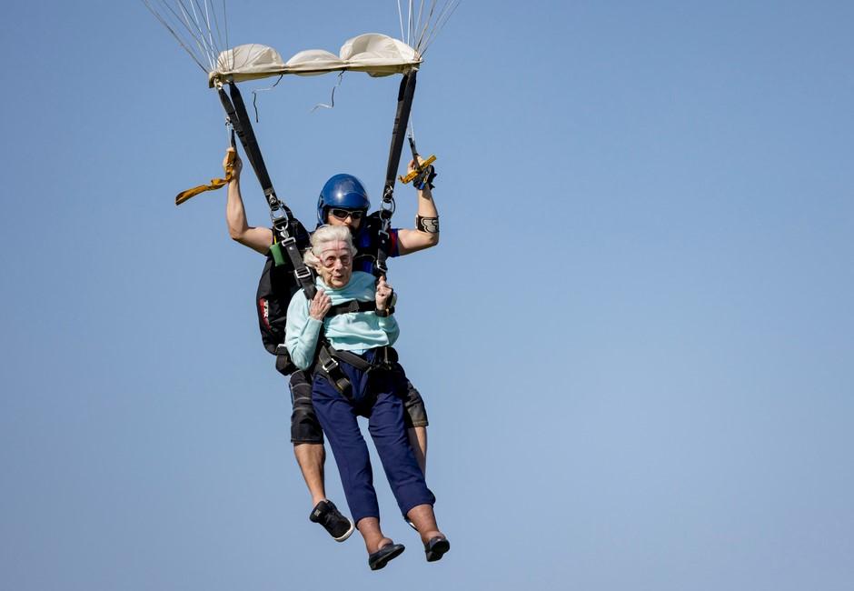 年齡只是一個數字！美國104歲人瑞阿嬤挑戰高空跳傘打破金氏紀錄　親曝長壽秘訣